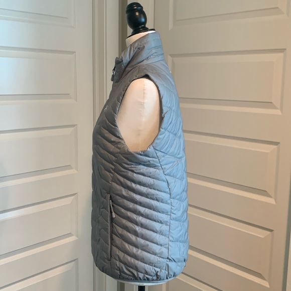 UNDER ARMOUR Women’s Fitted Puffer Vest - Picture 8 of 16